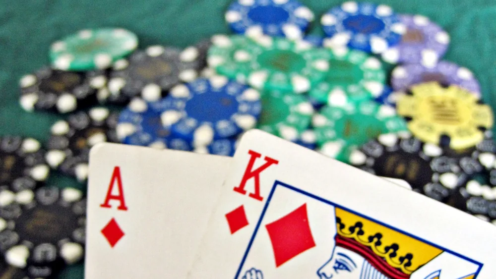 Blackjack-käsi, ässä ja kuningas pelimerkkien päällä
