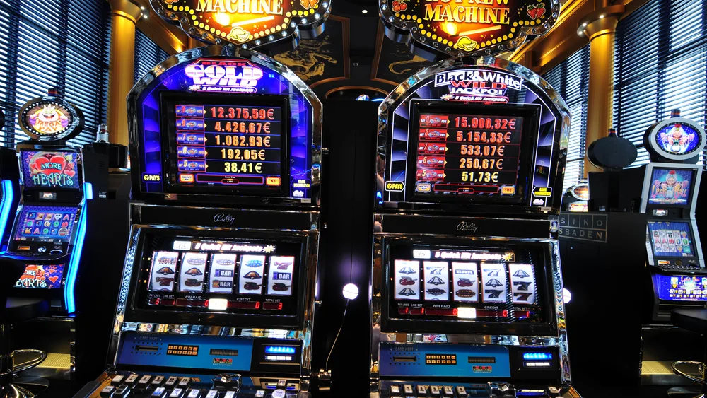 Kaksi peliautomaattia, joiden näytöt kertovat jackpot-summat